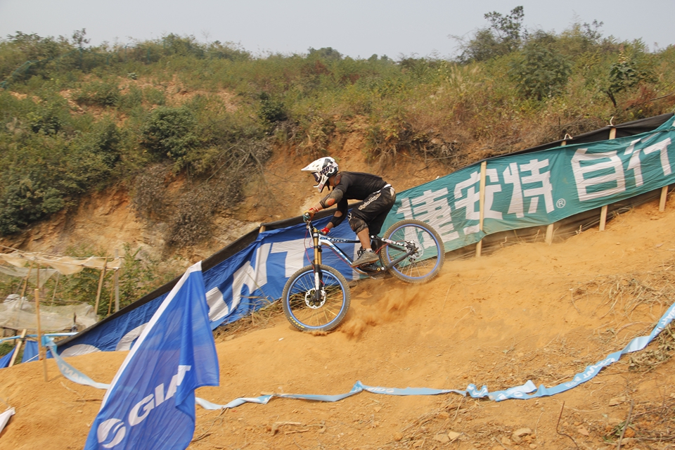 山地车软尾山地车速降图片尘土飞扬定江山！ GIANT—SHIMA杏彩体育官方NO(图11)